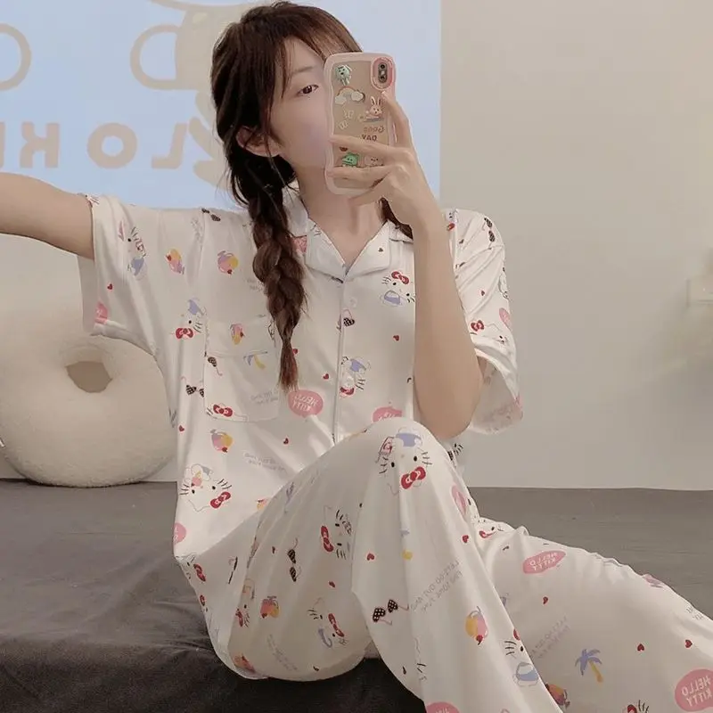 Kawaii Sanrios аниме серии взрывоопасные модели Hello Kitty японский милый и милый стиль имитация хлопка костюм для отдыха
Kawaii Sanrios аниме серии взрывоопасные модели Hello Kitty японский милый и милый стиль имитация хлопка костюм для отдыха