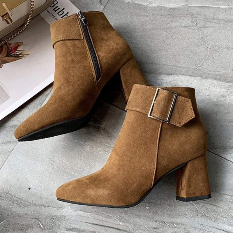 Женские ботильоны на молнии, ботинки на платформе и высоком устойчивом каблуке, Резиновая обувь с пряжкой, 2023
Женские ботильоны на молнии, ботинки на платформе и высоком устойчивом каблуке, Резиновая обувь с пряжкой, 2023