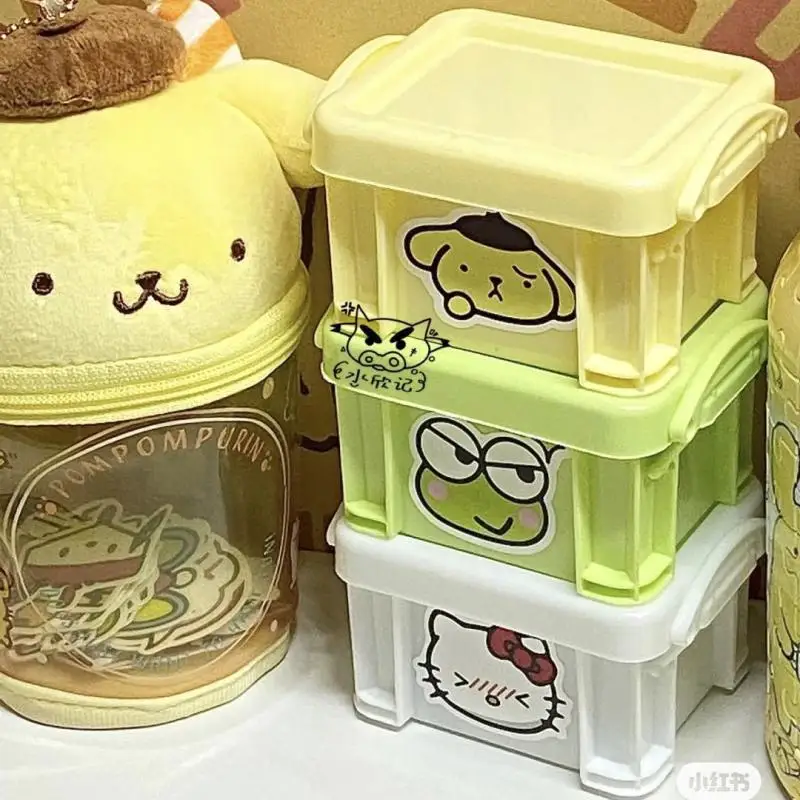 8*6,5 см Kawaii Sanrio, Настольный ящик для хранения с помпоном Hello Kitty, аксессуары для спальни, корзина для хранения мелочей с наклейками, игрушка «сд...
8*6,5 см Kawaii Sanrio, Настольный ящик для хранения с помпоном Hello Kitty, аксессуары для спальни, корзина для хранения мелочей с наклейками, игрушка «сд...