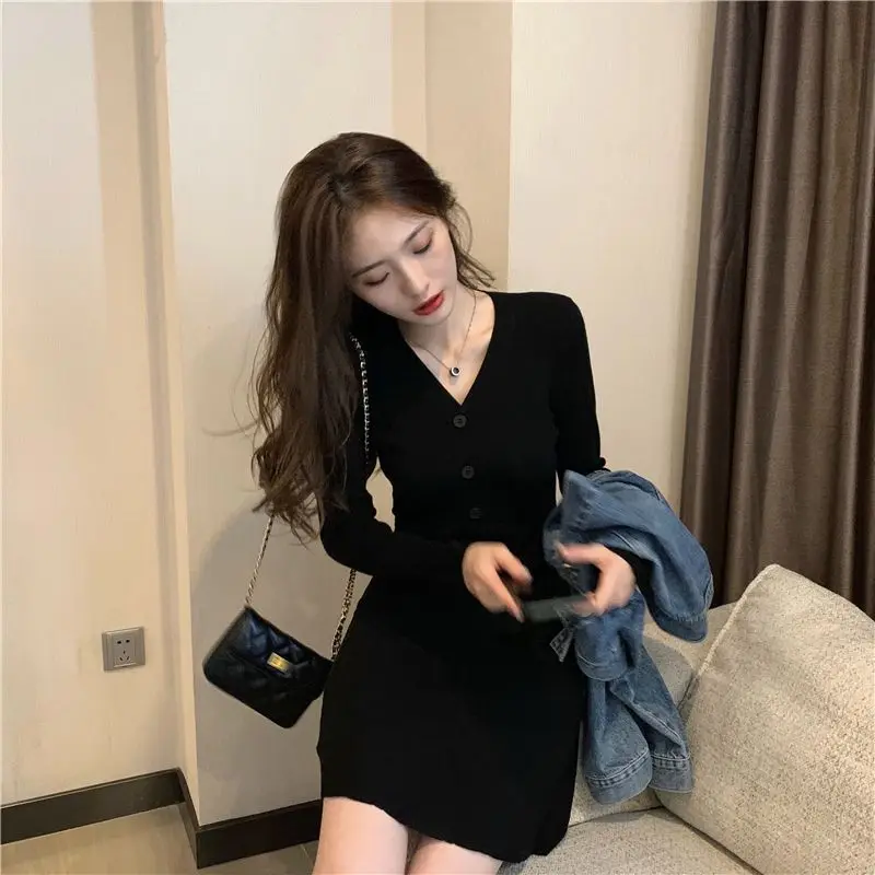 Autumn New V-neck Long-sleeved Dress with Shoulders Female Design Sense of Temperament Slim Fit with French Sweater A-line Skirt
Autumn New V-neck Long-sleeved Dress with Shoulders Female Design Sense of Temperament Slim Fit with French Sweater A-line Skirt
