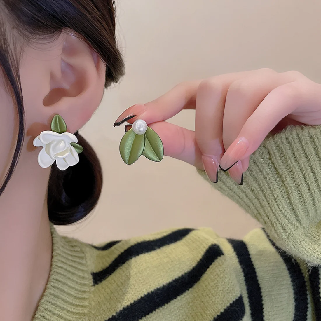 

2023 New Asymmetric Flower Leaf Imitation Pearl Earrings for Women Ins Fashion Sweet Fresh Floral Stud Earring Korean Jewelry