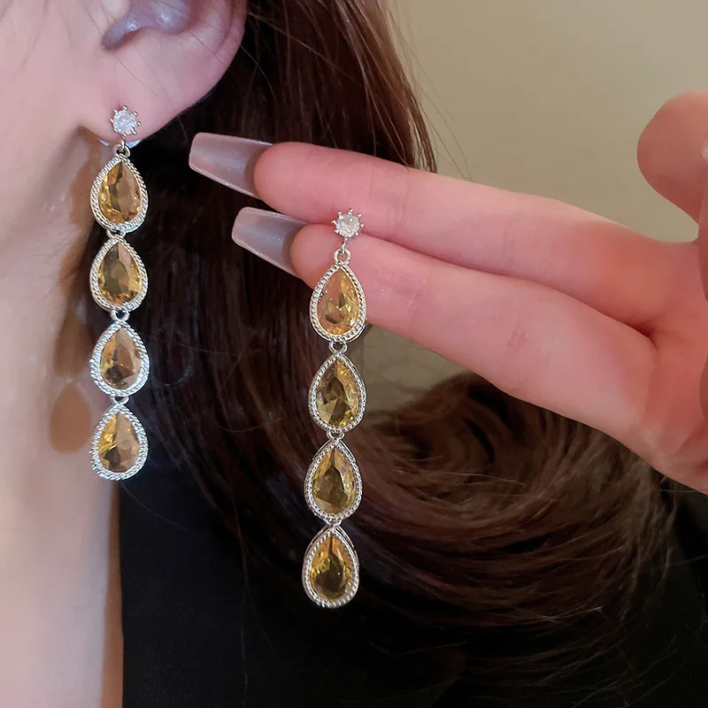 KAITIN циркониевые капли воды кисточка дымчато-желтые серьги для женщин индивидуальные серьги-подвески светильник роскошные бриллианты ювелирные изделия в подарок
KAITIN циркониевые капли воды кисточка дымчато-желтые серьги для женщин индивидуальные серьги-подвески светильник роскошные бриллианты ювелирные изделия в подарок