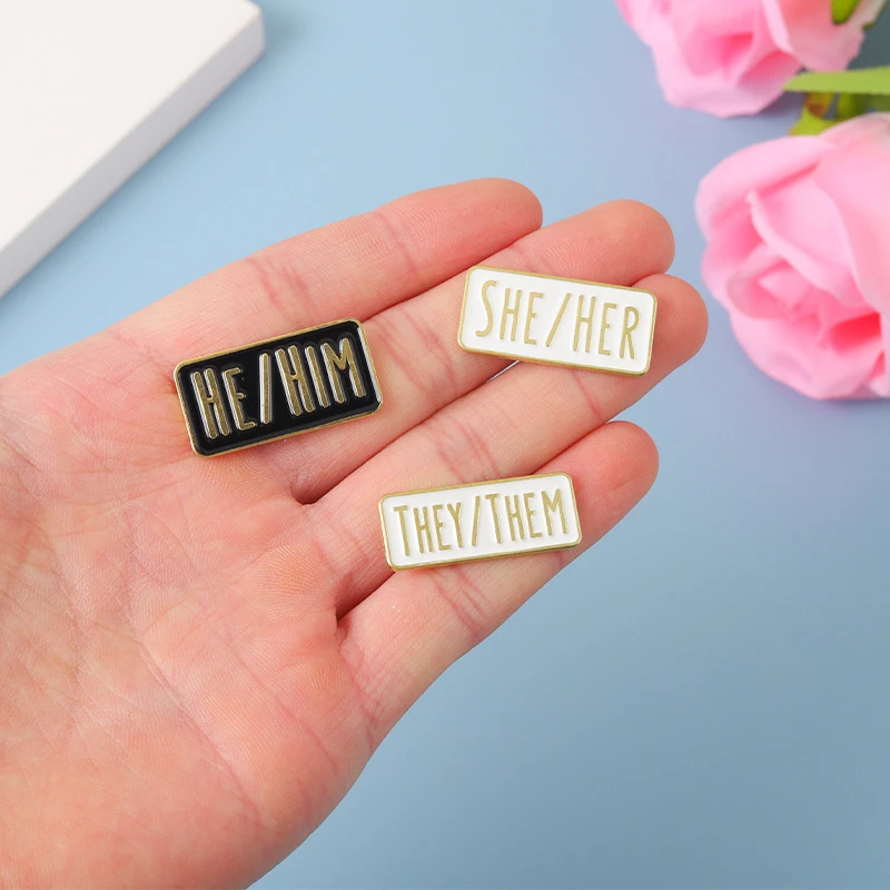 Simple Pronoun Brooches Black White Letter Lapel Pins She/her Geometric Brooch Personalized Trend Letter Brooch Gift For Friends
Simple Pronoun Brooches Black White Letter Lapel Pins She/her Geometric Brooch Personalized Trend Letter Brooch Gift For Friends