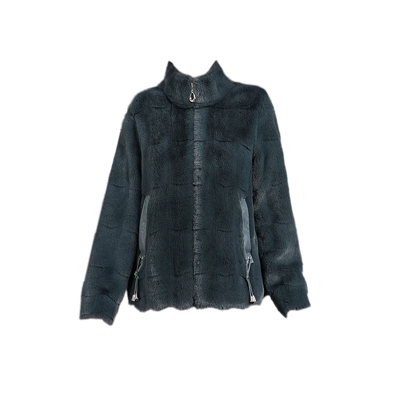 Зимнее пальто из меха норки на молнии с воротником-стойкой
Зимнее пальто из меха норки на молнии с воротником-стойкой