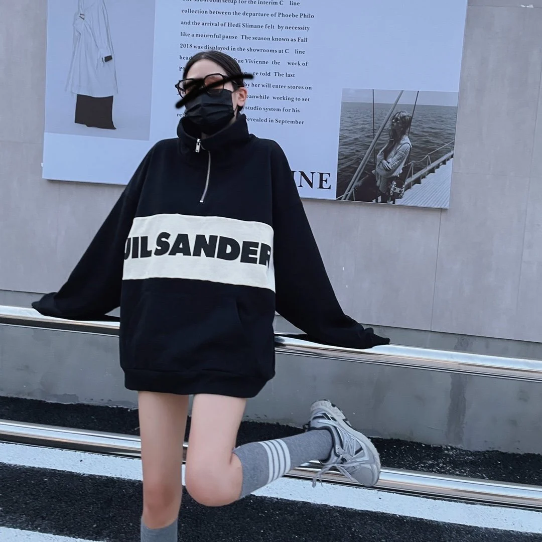 Jil saner's latest sweater contrast color stitching design half zipper custom fabric silhouette cutting men's and women's jacket
Jil saner's latest sweater contrast color stitching design half zipper custom fabric silhouette cutting men's and women's jacket