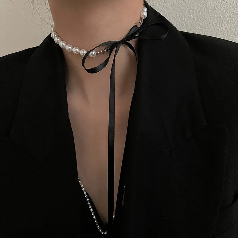 Elegant Black Velvet Ribbon Choker Bow Tie Simulated Pearl Beads Charm Collar Necklace Gothic Wedding Jewelry New Year Gifts
Elegant Black Velvet Ribbon Choker Bow Tie Simulated Pearl Beads Charm Collar Necklace Gothic Wedding Jewelry New Year Gifts