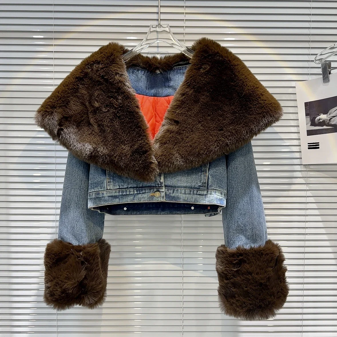 Thicken Quilted Women Denim Jacket 2023 New Winter Fashion Large Turn-down Collar Short Outwear Streetwear Cotton-padded Coat 
Thicken Quilted Women Denim Jacket 2023 New Winter Fashion Large Turn-down Collar Short Outwear Streetwear Cotton-padded Coat