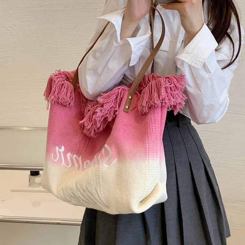 2022 New Gradient Tassel Decorative Shoulder Bag Large Capacity Handbag Summer Casual Tote Bag Letter Pattern Canvas Bag
2022 New Gradient Tassel Decorative Shoulder Bag Large Capacity Handbag Summer Casual Tote Bag Letter Pattern Canvas Bag