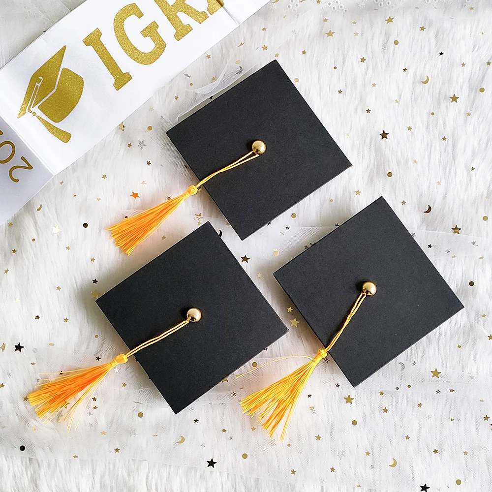 1/2pcs Black Graduation Cap Gift Box For Graduation Celebration Party Decoration DIY Bachelor Hat Candy Card Packaging Box 2023
1/2pcs Black Graduation Cap Gift Box For Graduation Celebration Party Decoration DIY Bachelor Hat Candy Card Packaging Box 2023