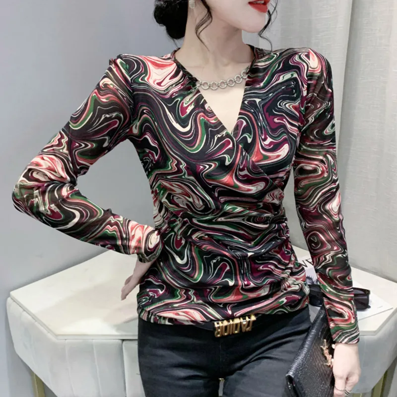 Женская футболка с V-образным вырезом и принтом
Женская футболка с V-образным вырезом и принтом