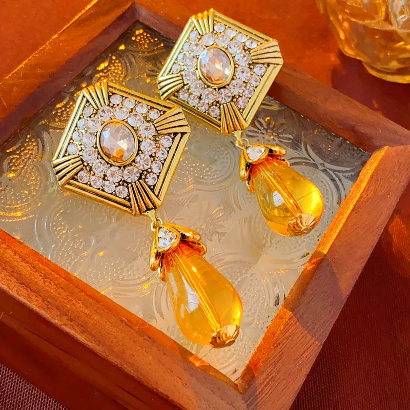 Silver Needle White Stone Ear Clip Water Drop Geometric Earrings Gift Retro Niche Earrings Light Luxury Fashion Earrings Female
Silver Needle White Stone Ear Clip Water Drop Geometric Earrings Gift Retro Niche Earrings Light Luxury Fashion Earrings Female