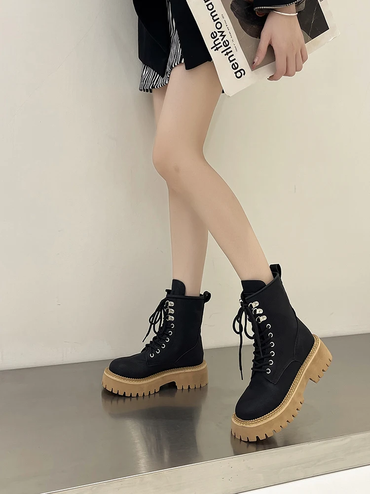 Ботинки женские резиновые на платформе, с круглым носком, на шнуровке
Ботинки женские резиновые на платформе, с круглым носком, на шнуровке