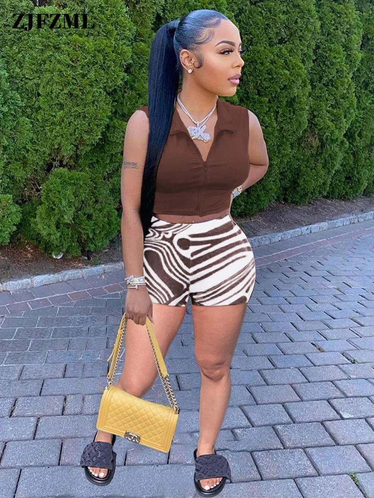 Hipster Fitness 2 Piece Sweatsuits Y2K Clothes for Ladies Zipper Up Sleeveless Slim Crop Top and Aesthetic Print Short Tracksuit
Hipster Fitness 2 Piece Sweatsuits Y2K Clothes for Ladies Zipper Up Sleeveless Slim Crop Top and Aesthetic Print Short Tracksuit