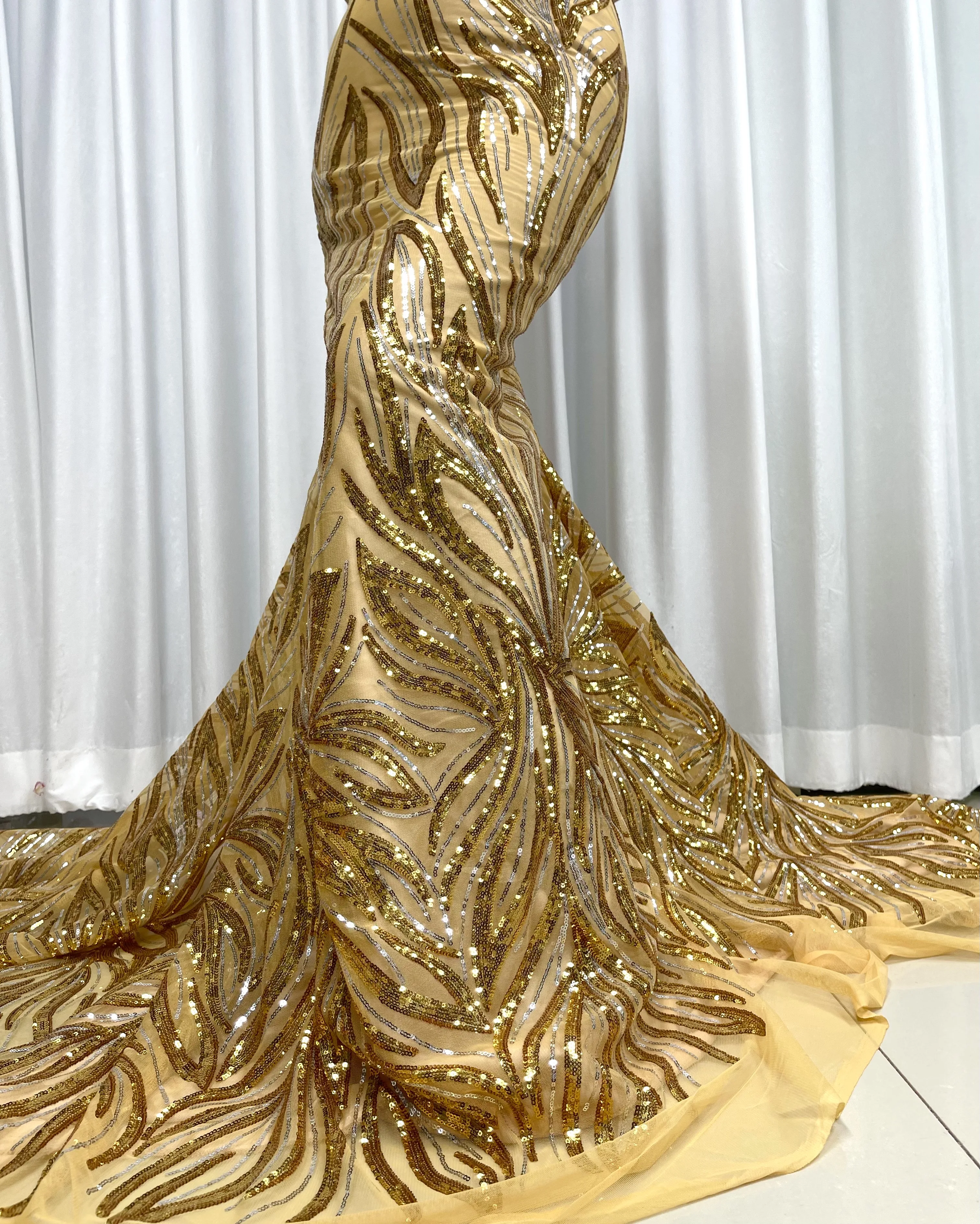 Shinnin Big Party African Aso Ebi Lady Dress Material in Gold Color With Sequins Tulle French Lace Fabric 2023 T0407
Shinnin Big Party African Aso Ebi Lady Dress Material in Gold Color With Sequins Tulle French Lace Fabric 2023 T0407