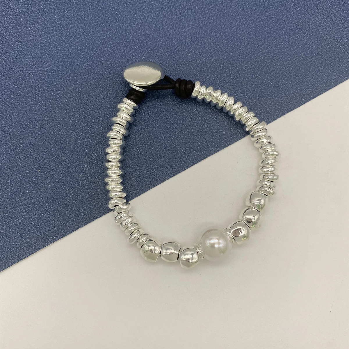 Ожерелье из бусин и тонкой веревки, серебристо-черное
Ожерелье из бусин и тонкой веревки, серебристо-черное