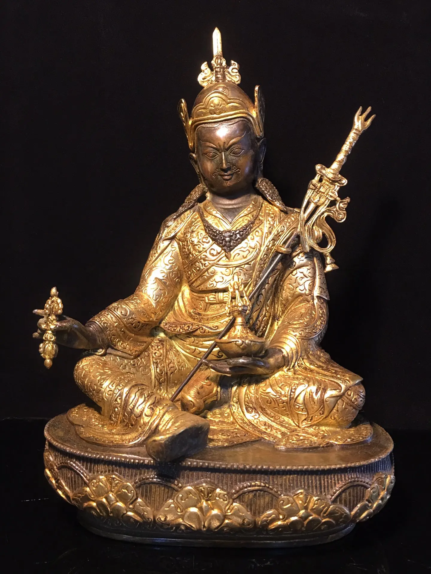 13"Tibetan Temple Collection Old Bronze Gilt Guru Rinpoche Tibetan Buddha lotus platform worship buddha Town house Exorcism
13"Tibetan Temple Collection Old Bronze Gilt Guru Rinpoche Tibetan Buddha lotus platform worship buddha Town house Exorcism