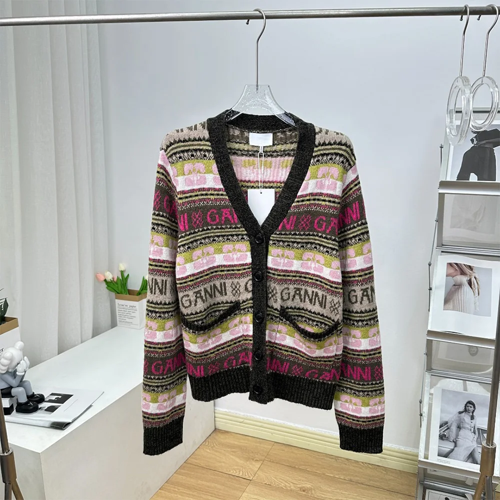 23 autumn and winter new wool blend letters jacquard V-neck long-sleeved cardigan knitted jacket female
23 autumn and winter new wool blend letters jacquard V-neck long-sleeved cardigan knitted jacket female