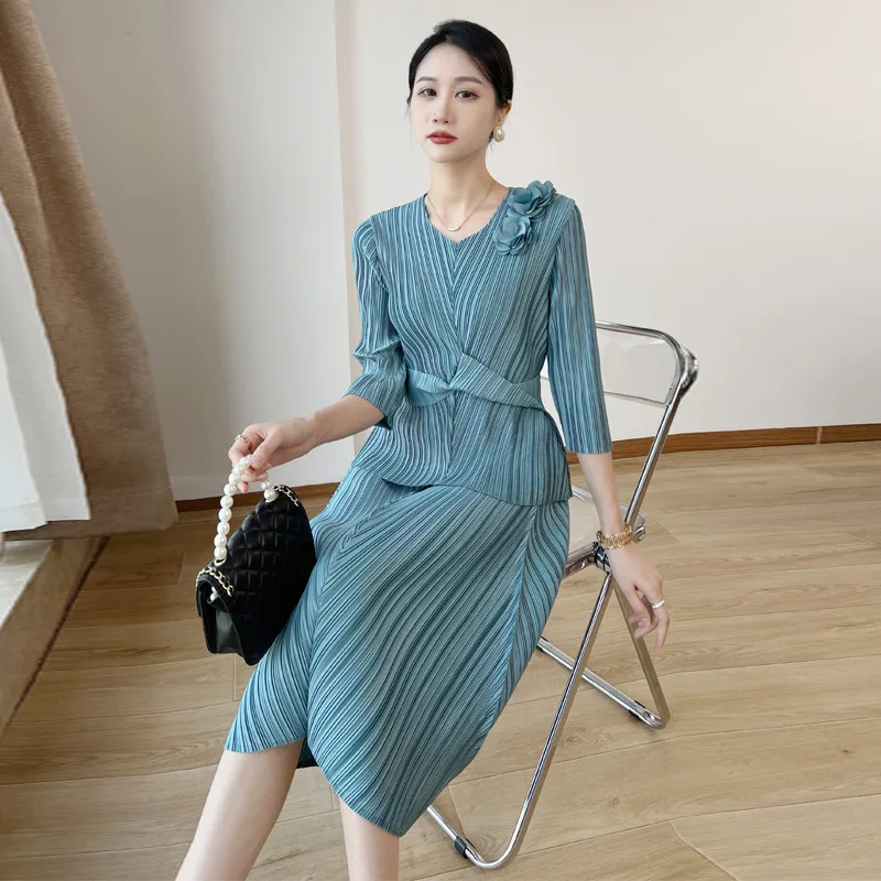 Miyake pleated senior spring new temperament lace-up waist two-piece loose slim skirt suit
Miyake pleated senior spring new temperament lace-up waist two-piece loose slim skirt suit