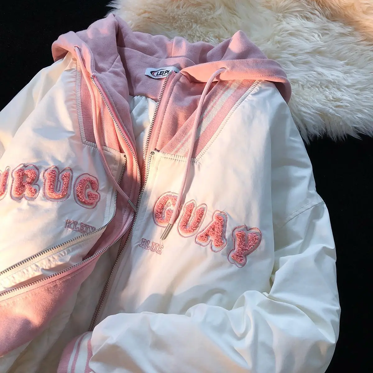 Pink Kawaii Sweet Fake Two-piece Patchwork Design Zipper Hooded Loose Padded Jackets For Women 2022 Winter Padded Down Jackets 
Pink Kawaii Sweet Fake Two-piece Patchwork Design Zipper Hooded Loose Padded Jackets For Women 2022 Winter Padded Down Jackets