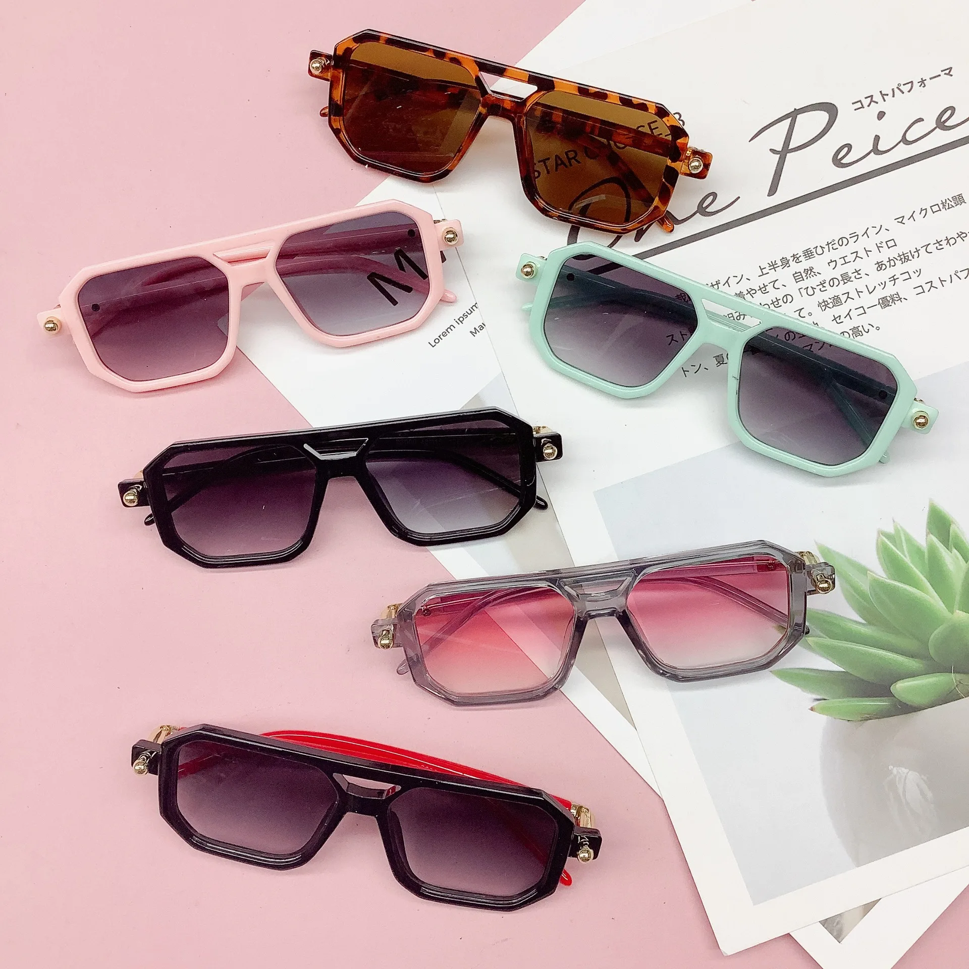 Double beam children's sunglasses Fashion trend Children's baby glasses UV resistant concave shaped box sun visor
Double beam children's sunglasses Fashion trend Children's baby glasses UV resistant concave shaped box sun visor