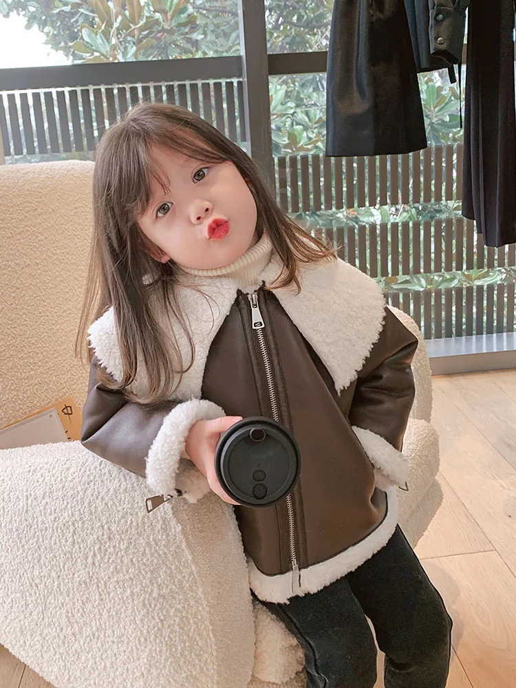Boys And Girls Baby Lamb Wool Thickened Coat 2022 Autumn Winter New PU Leather Fashion Top Large Lapel Zipper Kids Clothing
Boys And Girls Baby Lamb Wool Thickened Coat 2022 Autumn Winter New PU Leather Fashion Top Large Lapel Zipper Kids Clothing