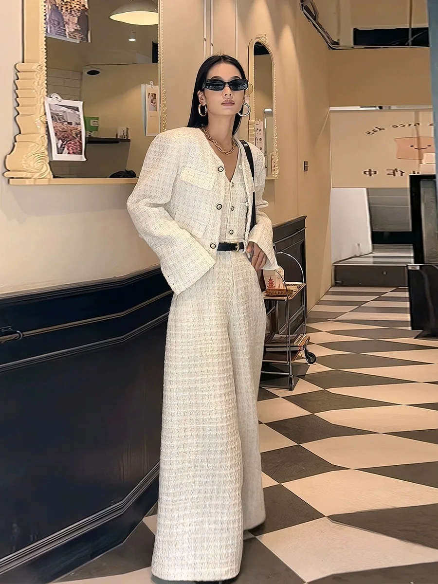 Line network red 2023 fried street dry temperament white small fragrant wind coat jumpsuit two suits female autumn
Line network red 2023 fried street dry temperament white small fragrant wind coat jumpsuit two suits female autumn