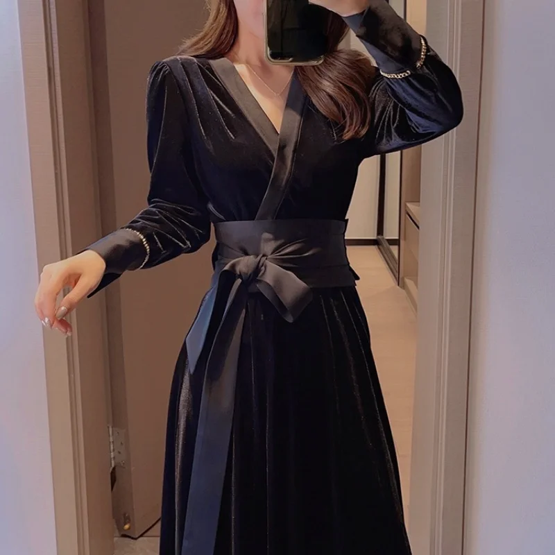 2021 Winter Velvet Midi Dress Women Bandage Design Long Sleeve Black Vintage Dress Korean Fashion Pure Color Dress Evening Party
2021 Winter Velvet Midi Dress Women Bandage Design Long Sleeve Black Vintage Dress Korean Fashion Pure Color Dress Evening Party