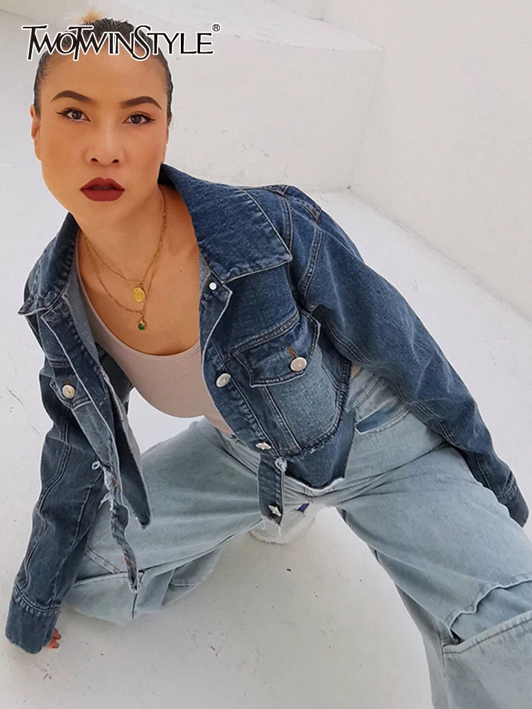 TWOTWINSTYLE Streetwear Short Denim Jacket For Women Lapel Long Sleeve Patchwork Tassel Coats Female 2022 Fashion New Clothing
TWOTWINSTYLE Streetwear Short Denim Jacket For Women Lapel Long Sleeve Patchwork Tassel Coats Female 2022 Fashion New Clothing