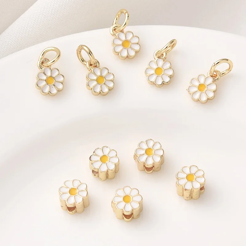Color-preserving small daisy pendant handmade diy pendant bracelet beads transfer bead material.
Color-preserving small daisy pendant handmade diy pendant bracelet beads transfer bead material.