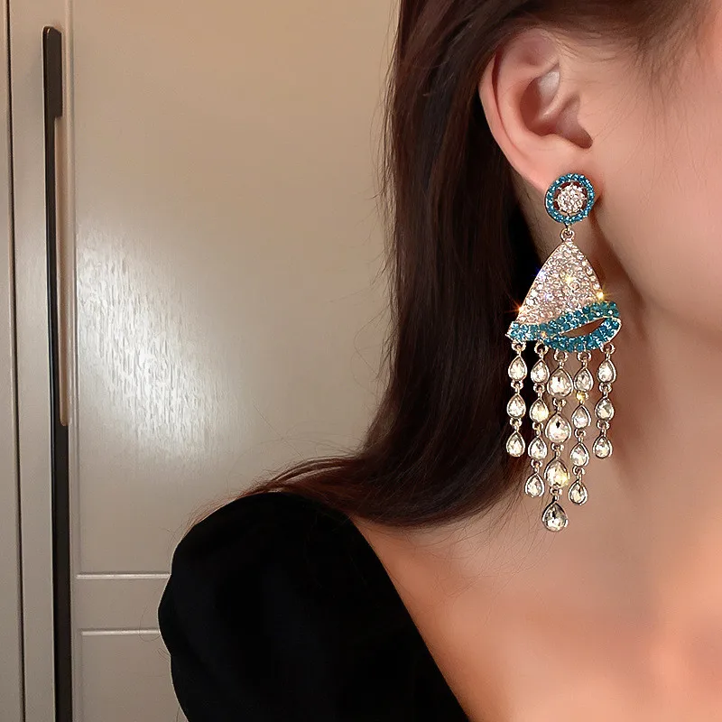 The New Fashion 2022 Diamond-Encrusted Blue Hat Ms Long Tassel Earrings, Personality Exquisite Luxury Eardrop Jewelry Gifts
The New Fashion 2022 Diamond-Encrusted Blue Hat Ms Long Tassel Earrings, Personality Exquisite Luxury Eardrop Jewelry Gifts