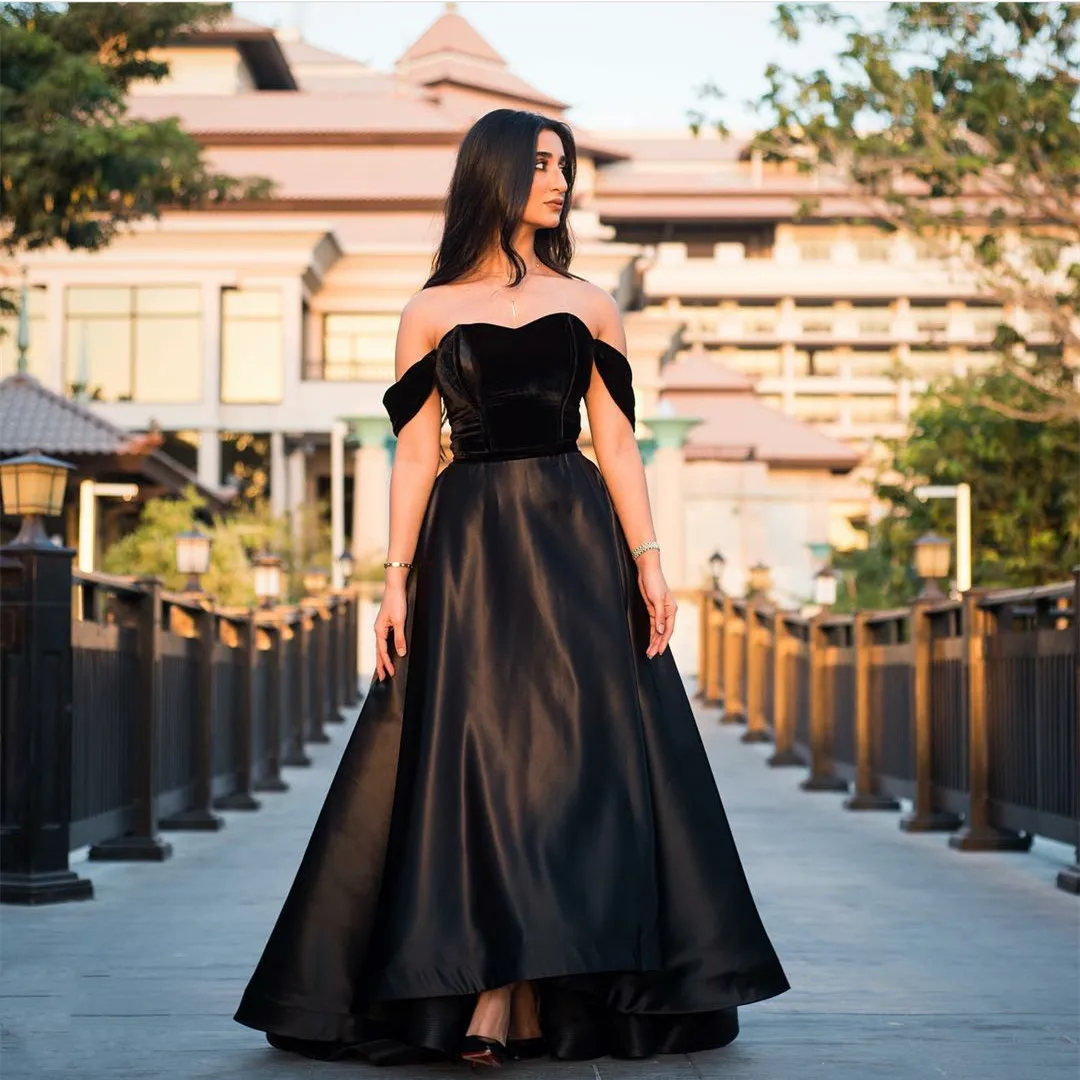Vintage Long Velvet Satin Evening Dresses With Pockets A-Line Black Pleated فساتين سهرة Off Shoulder Prom Formal Dress for Women
Vintage Long Velvet Satin Evening Dresses With Pockets A-Line Black Pleated فساتين سهرة Off Shoulder Prom Formal Dress for Women