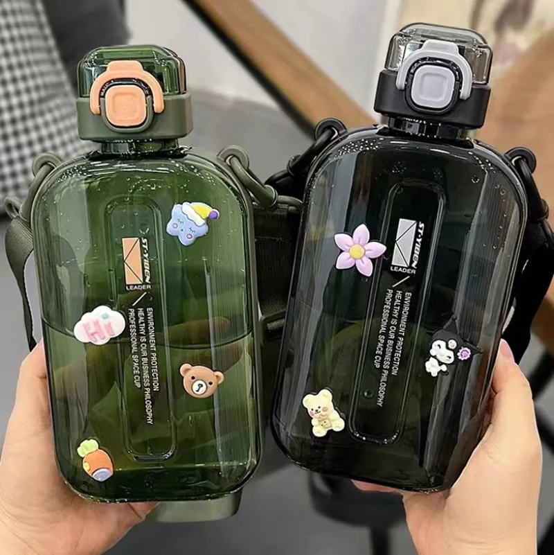 Детская пластиковая бутылка с трубочкой, 750 мл 
Детская пластиковая бутылка с трубочкой, 750 мл