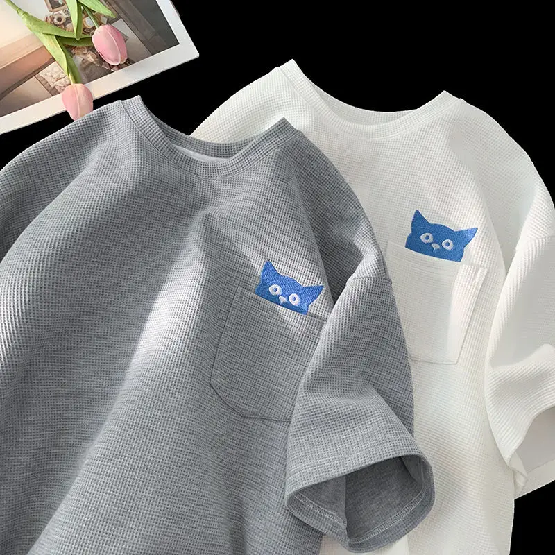 Waffle Grid Mens T-shirt Funny Pocket Embroidery Cat Graphic T Shirt Loose Half Sleeve Casual Couple Tees Hip Hop Streetwear Top
Waffle Grid Mens T-shirt Funny Pocket Embroidery Cat Graphic T Shirt Loose Half Sleeve Casual Couple Tees Hip Hop Streetwear Top