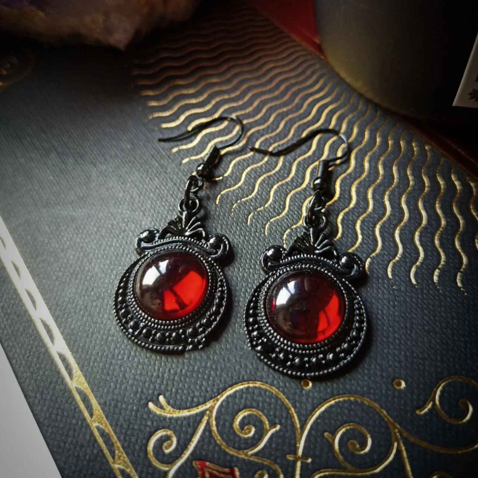 Gothic vampire Cameo Moon Earrings For Women Girls Mystery Witch Jewelry Accessories Gift Black Mirror Red Cameo Pendant Earhook
Gothic vampire Cameo Moon Earrings For Women Girls Mystery Witch Jewelry Accessories Gift Black Mirror Red Cameo Pendant Earhook