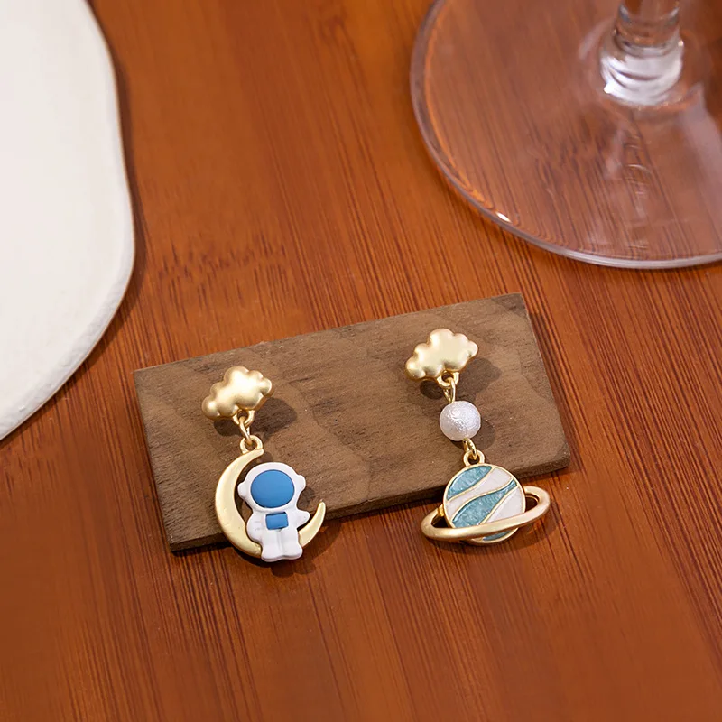 Japanese and Korean Kawaii Sweet and Cute Cartoon Earrings Simple Pendant Alien Planet Earrings Jewelry
Japanese and Korean Kawaii Sweet and Cute Cartoon Earrings Simple Pendant Alien Planet Earrings Jewelry