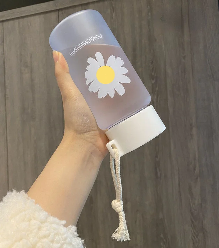 500ml Daisy Transparent Plastic Water Bottles Creative Frosted Water Bottle With Portable Rope Travel Tea Cup Free Shipping
500ml Daisy Transparent Plastic Water Bottles Creative Frosted Water Bottle With Portable Rope Travel Tea Cup Free Shipping