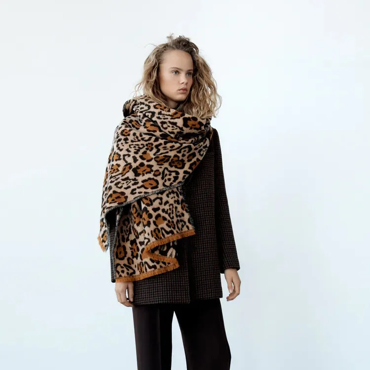2021Za family dark orangeNew printing soft texture leopard print women's scarf rough edgeSoft touch increased dual-purpose shawl
2021Za family dark orangeNew printing soft texture leopard print women's scarf rough edgeSoft touch increased dual-purpose shawl
