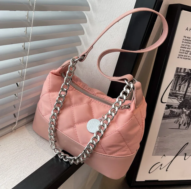 Popular Niche Bag Women's 2022 Summer New Trendy All-match Messenger Bag Fashion Single Shoulder Underarm Bucket Bag
Popular Niche Bag Women's 2022 Summer New Trendy All-match Messenger Bag Fashion Single Shoulder Underarm Bucket Bag
