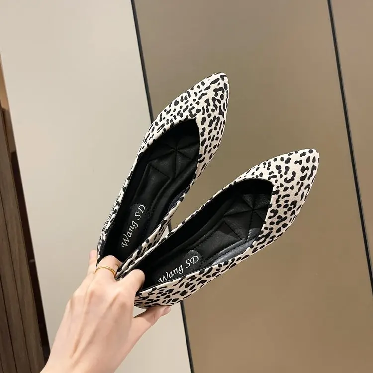 Туфли-лодочки женские с острым носком, брендовая удобная повседневная обувь для мам, плоская подошва, коричневые, черные, белые
Туфли-лодочки женские с острым носком, брендовая удобная повседневная обувь для мам, плоская подошва, коричневые, черные, белые