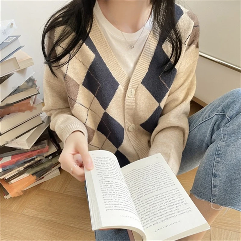Casual Color-blocking Sweater Cardigan Autumn Winter V-neck Rhombus Printed Coat Loose All-match Wool Knitted Jacket Women 23088
Casual Color-blocking Sweater Cardigan Autumn Winter V-neck Rhombus Printed Coat Loose All-match Wool Knitted Jacket Women 23088