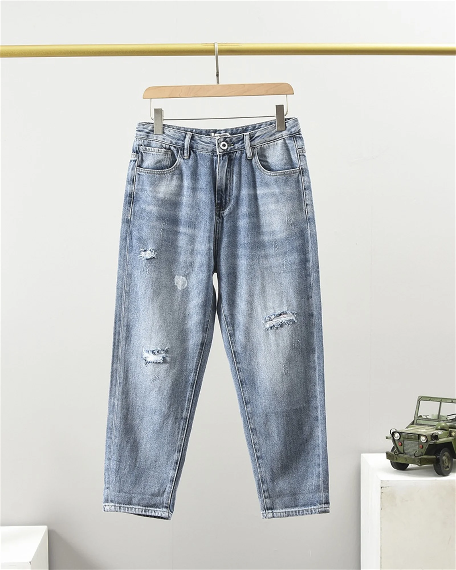 2022 Spring and Autumn new men's jeans, fashionable pants, ankle revealing, imitation holes, classic pop, versatile blue 
2022 Spring and Autumn new men's jeans, fashionable pants, ankle revealing, imitation holes, classic pop, versatile blue