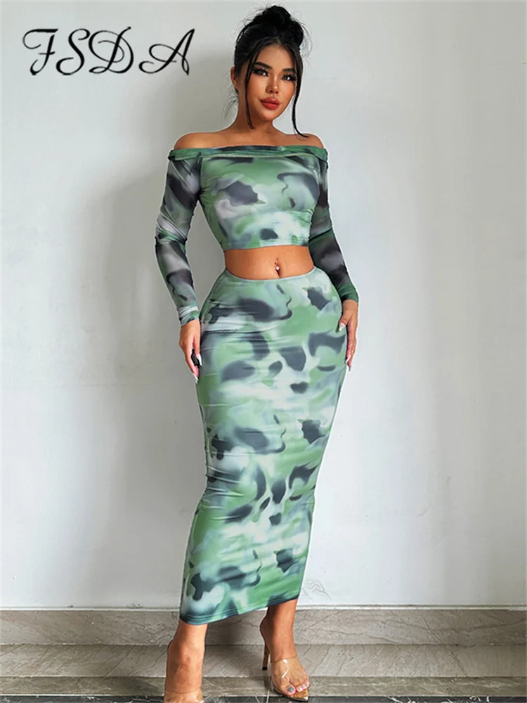 Кроп-топ с открытыми плечами и длинным рукавом и облегающая юбка миди
Кроп-топ с открытыми плечами и длинным рукавом и облегающая юбка миди