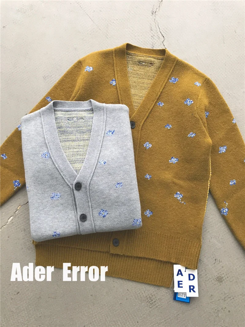 ADER ERROR BLUESSOM Sweater Men Women Jacquard Adererror Sweaters Back Leather Fabric Patch Ader Cardigans
ADER ERROR BLUESSOM Sweater Men Women Jacquard Adererror Sweaters Back Leather Fabric Patch Ader Cardigans