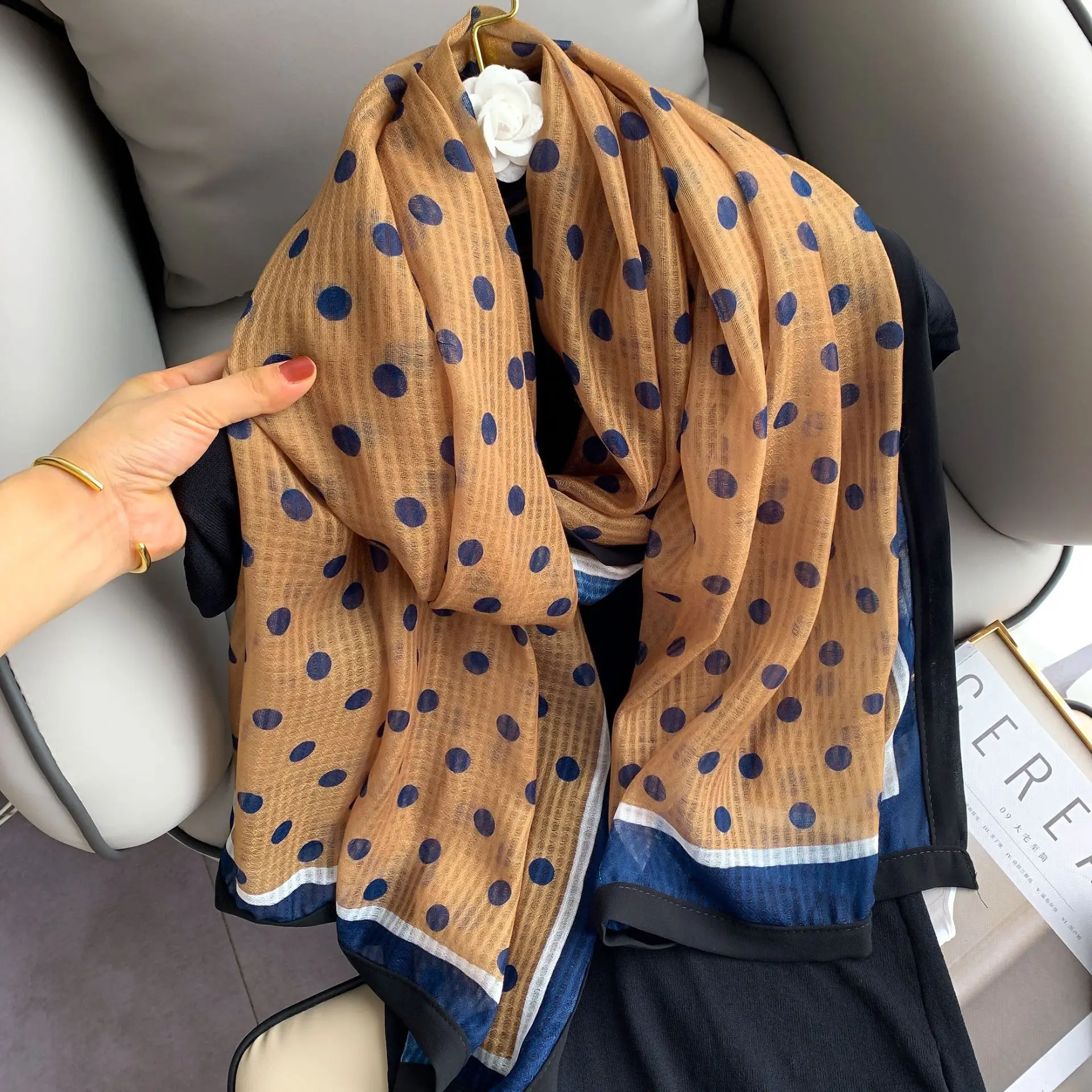 Womens Chiffon Soft Scarves Ladies Long Pashmina Foulard Wraps Shawl Winter Silk Dot Printed Scarf New Designer High Quality
Womens Chiffon Soft Scarves Ladies Long Pashmina Foulard Wraps Shawl Winter Silk Dot Printed Scarf New Designer High Quality