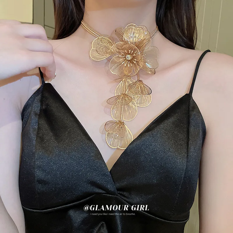 European and American neck chain ZA three-dimensional flower metal style necklace baroque micro inlay fashion necklace
European and American neck chain ZA three-dimensional flower metal style necklace baroque micro inlay fashion necklace