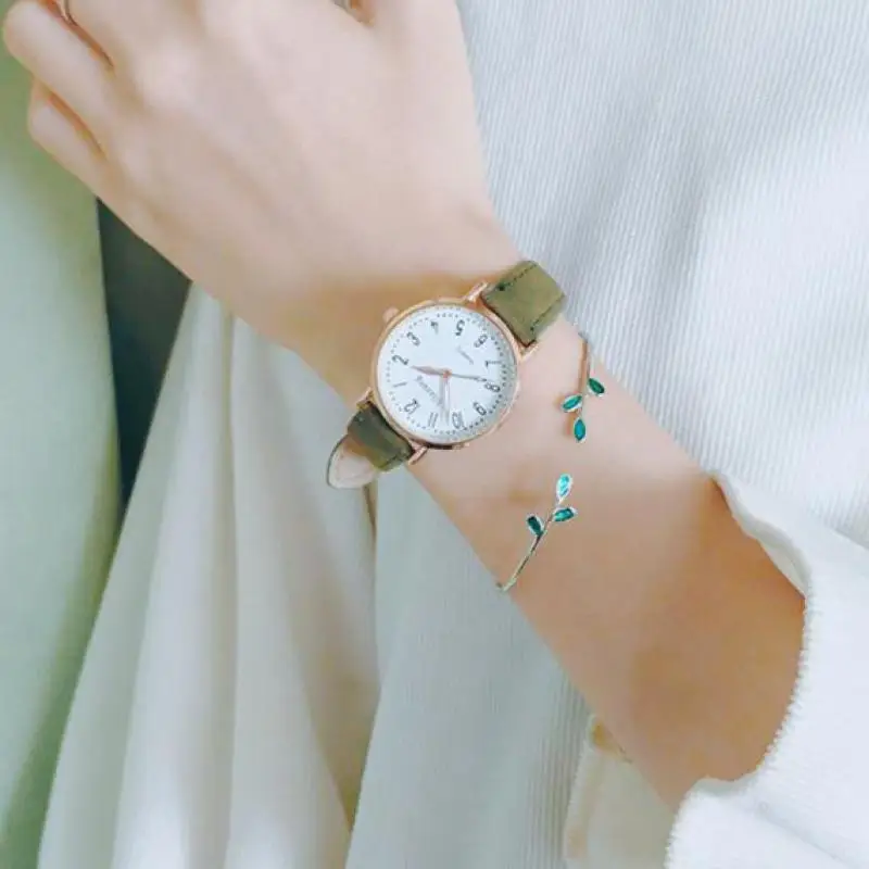Retro Round Quartz Simple Dial Casual Wrist Watches Leather Strap Fashionable Clock Waterproof Wristwatch for Ladies
Retro Round Quartz Simple Dial Casual Wrist Watches Leather Strap Fashionable Clock Waterproof Wristwatch for Ladies