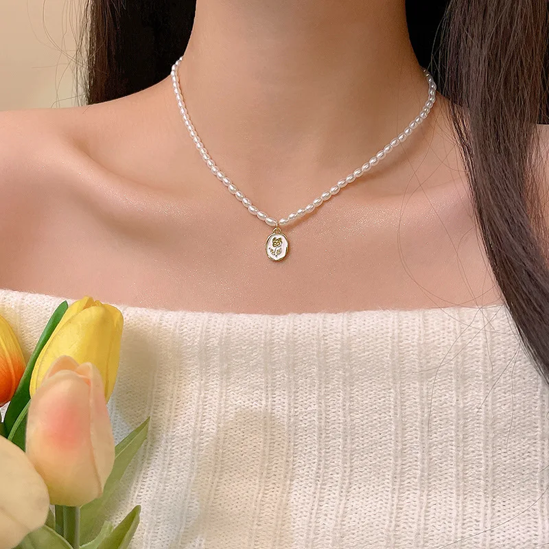 French Retro Pearl Necklace Women Ins Style Trend of Senior Design Sense Rose Pendant Collarbone Chain Accessories Wholesale
French Retro Pearl Necklace Women Ins Style Trend of Senior Design Sense Rose Pendant Collarbone Chain Accessories Wholesale