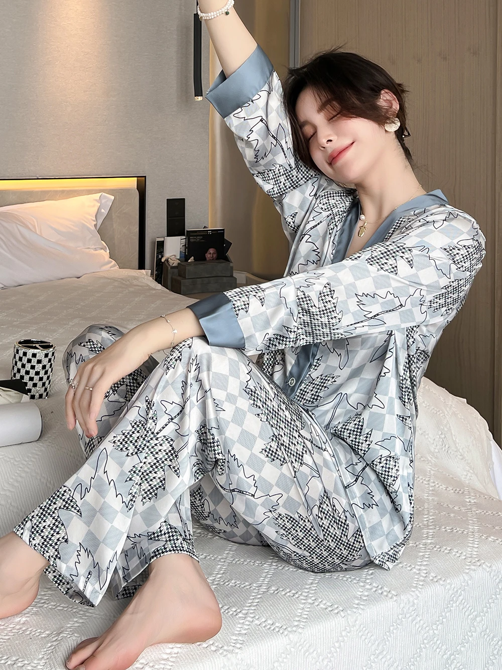 Cozy Luxury Pajamas Set Women's High Quality Satin Print Long Sleeve and Pants Suit Homewear Loose Leisure Sleepwear Loungewear
Cozy Luxury Pajamas Set Women's High Quality Satin Print Long Sleeve and Pants Suit Homewear Loose Leisure Sleepwear Loungewear
