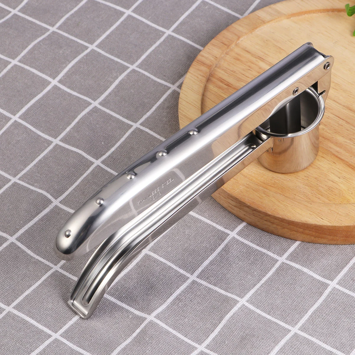 1pc Garlic Press Dishwasher Safe Stainless Steel Anti-rust Garlic Mincer for Kitchen Restaurant
1pc Garlic Press Dishwasher Safe Stainless Steel Anti-rust Garlic Mincer for Kitchen Restaurant