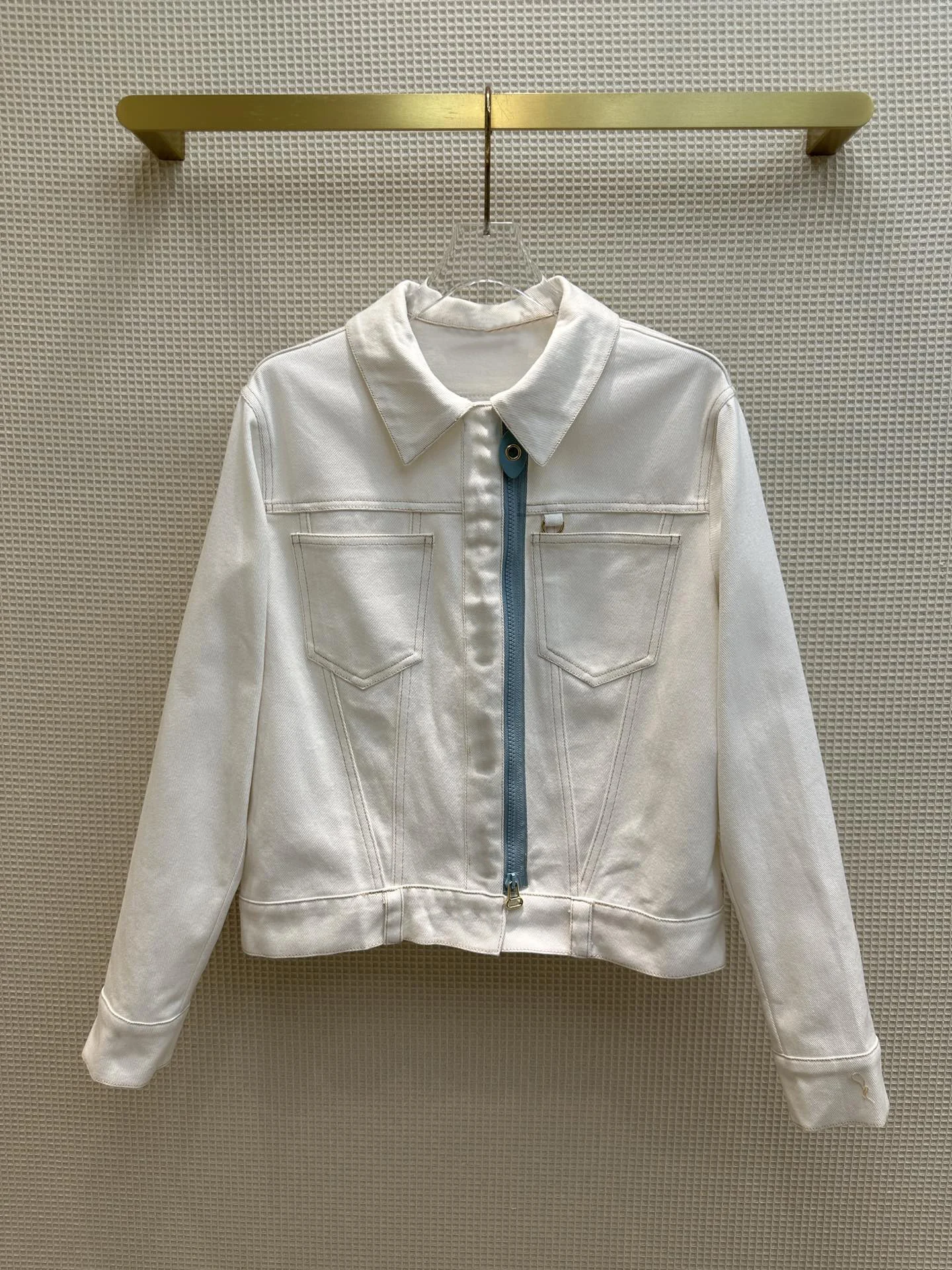 The new white denim zipper jacket for early fall hides the flesh and makes it lean726
The new white denim zipper jacket for early fall hides the flesh and makes it lean726
